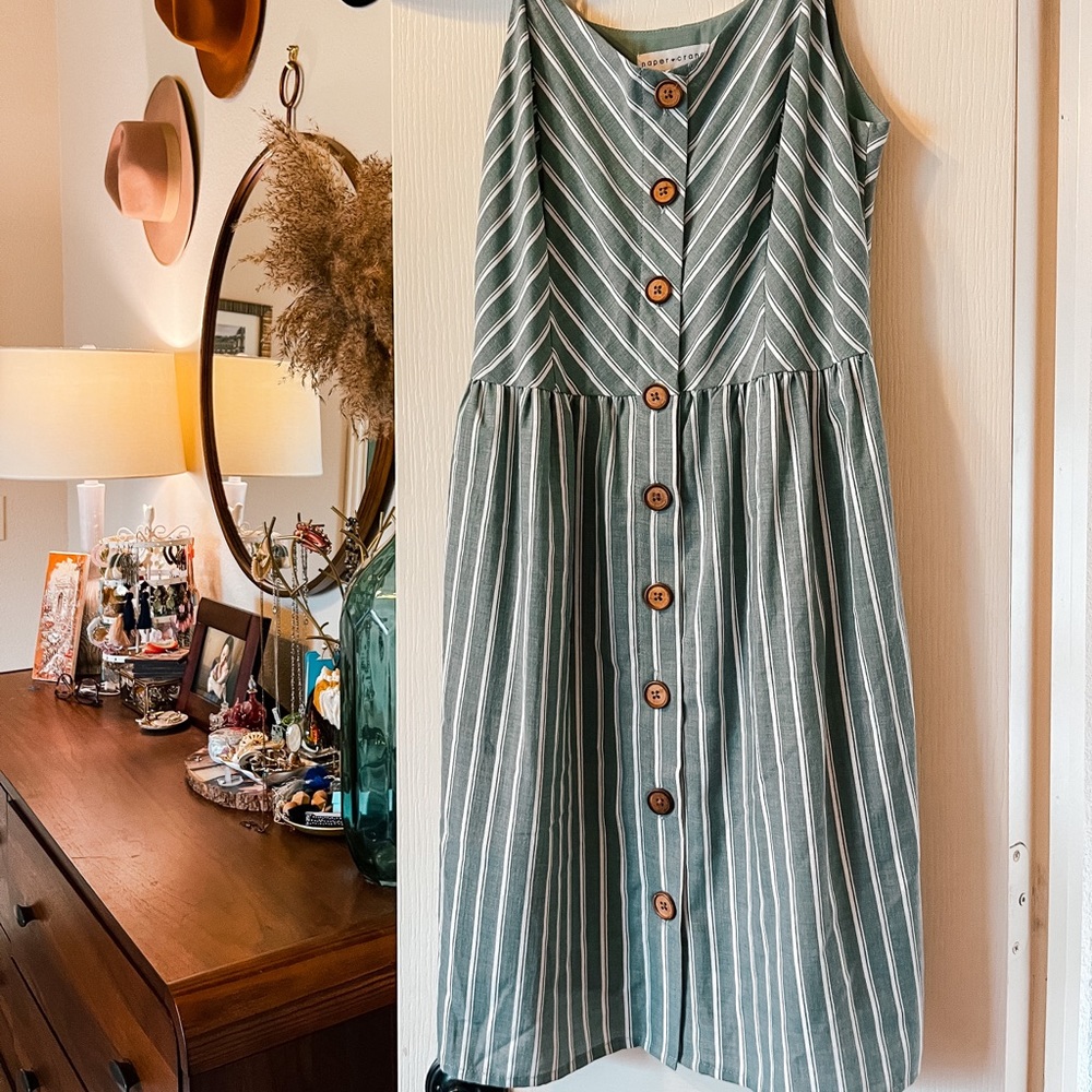 Paper Crane Size Small Spaghetti Strap Button front Midi Dress